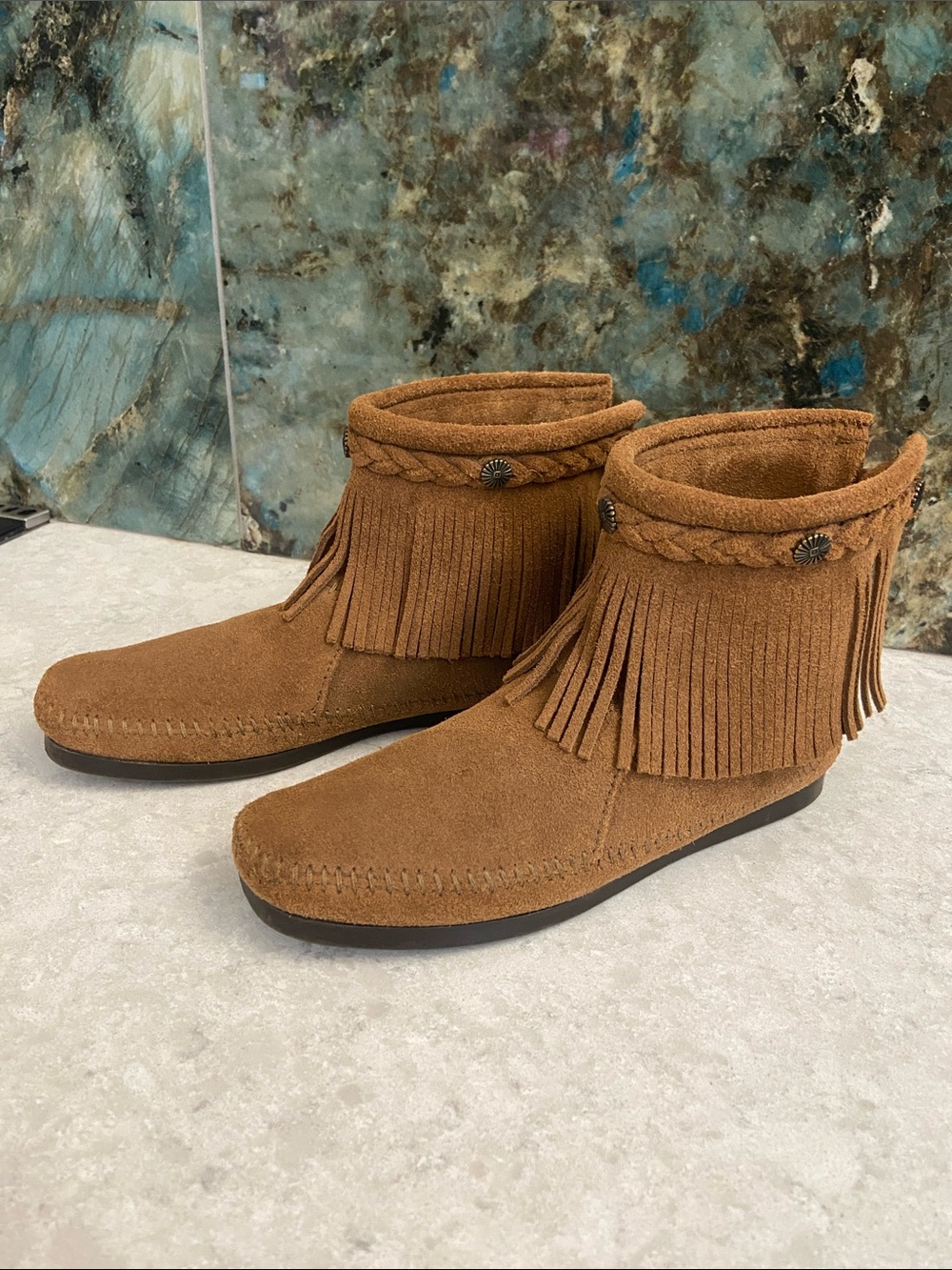 Minnetonka Suede Fringe Moccasin Booties in Chestnut Brown, size 7. Like-NEW - Picture 6 of 14